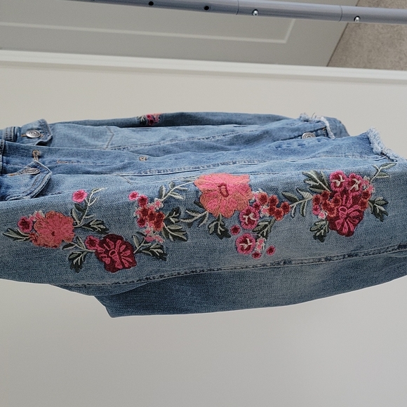 Ruff Hewn Jackets & Blazers - RUFF HEWN Boho Jean Jacket Floral Embroidered XL Fray Hem Pockets In & Out
